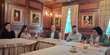 Fondacioni “Harriet Martineau” zhvillon tryezën informuese: “Trashëgimia dhe kultura arumune, së bashku dhe në një tryezë”